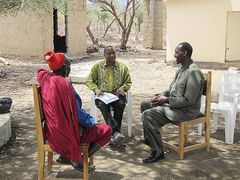 Doktorand Zephania Shila Nkesela (i midten)under feltarbeid blant maasaier i Tanzania.