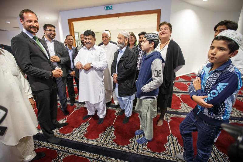 I september åpnet kronprins Haakon en konferanse for unge ledere fra ulike tros- og livssynssamfunn i moskeen Central Jamaat-e Ahl-e Sunnat i Oslo. Tirsdag lar han næringslivstalenter få møte Bawa Jain, som leder en global organisasjon av religiøse ledere.