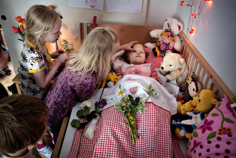 Rose Vestergaard døde 14. april 2014. Politiken-fotograf og familievenn Martin Lehman fanget storesøster Laras barnlige nysgjerrighet i møte med døden. Bildet ble kåret til Årets pressefoto i Danmark.