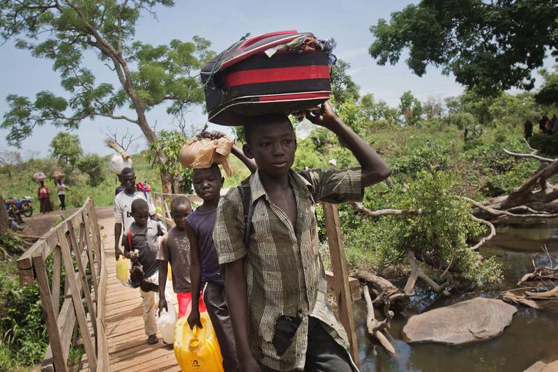 Sør-Sudan: Verdens yngste land preges av nær kollaps og humanitær katastrofe. Disse sørsudanerne flyktet sist uke til Uganda.