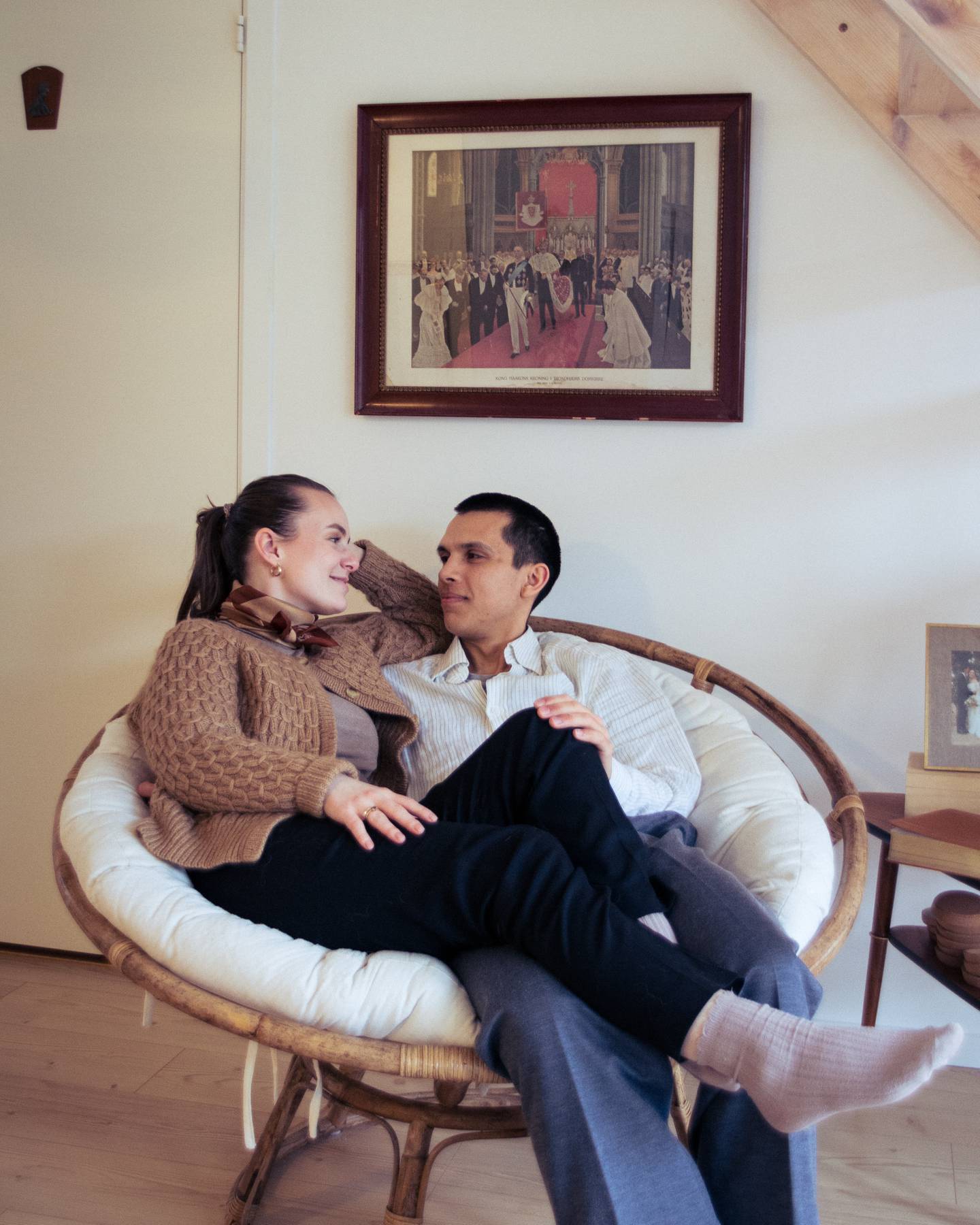 Paret Linnea Elise og Dan Cazon, fotografert hjemme i leiligheten deres.