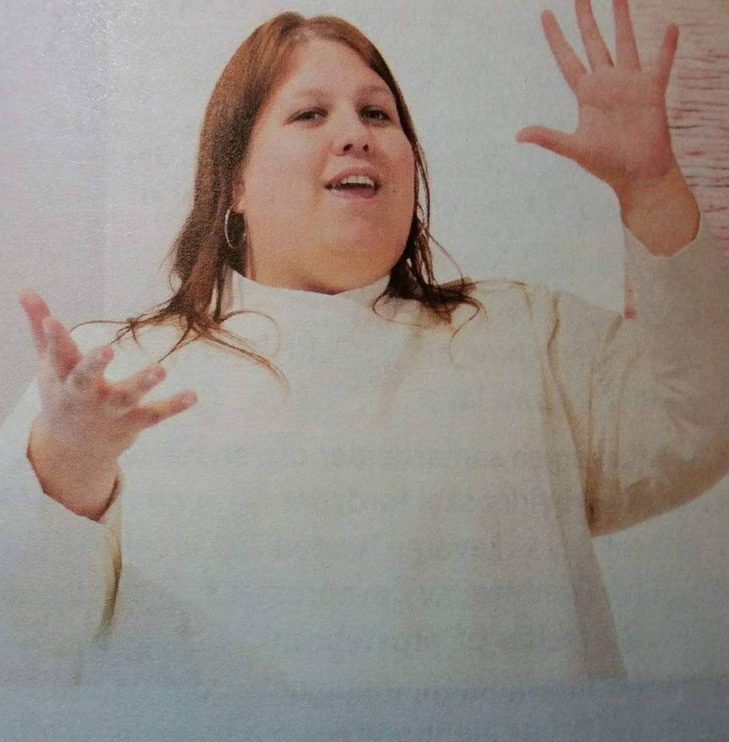 Katja Eidesen, sokneprest i Døvekirken i Trondheim, forretter på tegnspråk