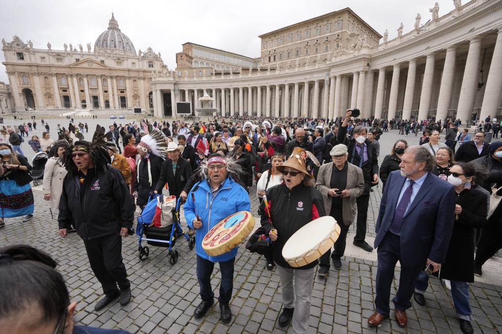 Canadiske urfolk marsjerer over Petersplassen i Vatikanet. Foto: Andrew Medichini / AP / NTB