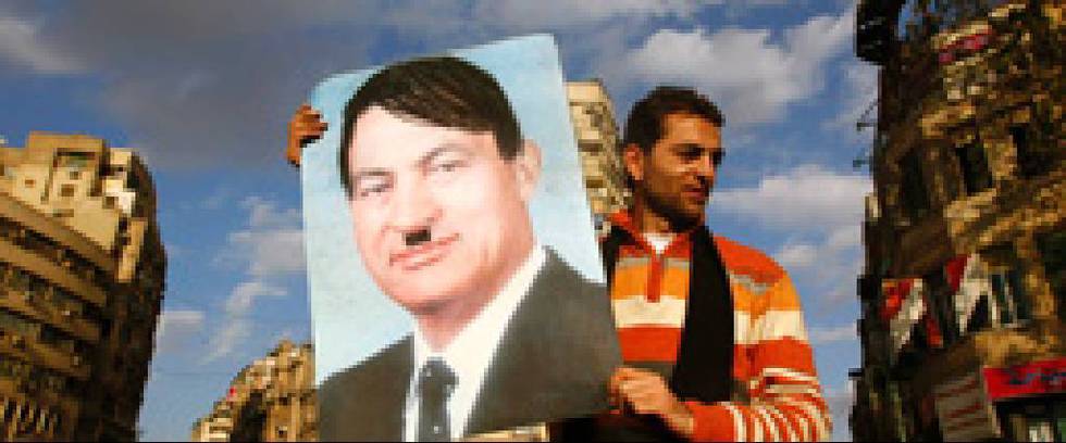 En demonstrant holder en plakat som framstiller president Hosni Mubarak som Hitler under en demonstrasjon på Tahrir-plassen 31. januar.