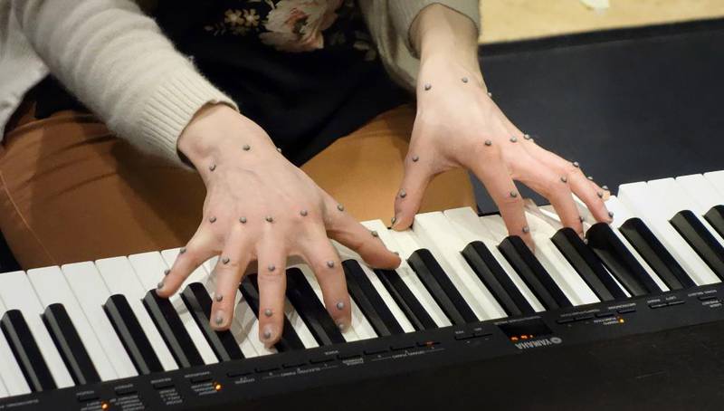 Motion capture Lab ved Institutt for musikkvitenskap (UiO) har testet Christina Kobbs spillestil, her er hun utstyrt med sensorer på alle fingerleddene.