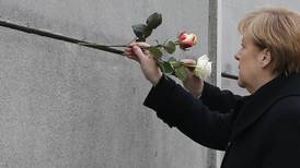 Merkel åpnet Berlinmur-markering med rose