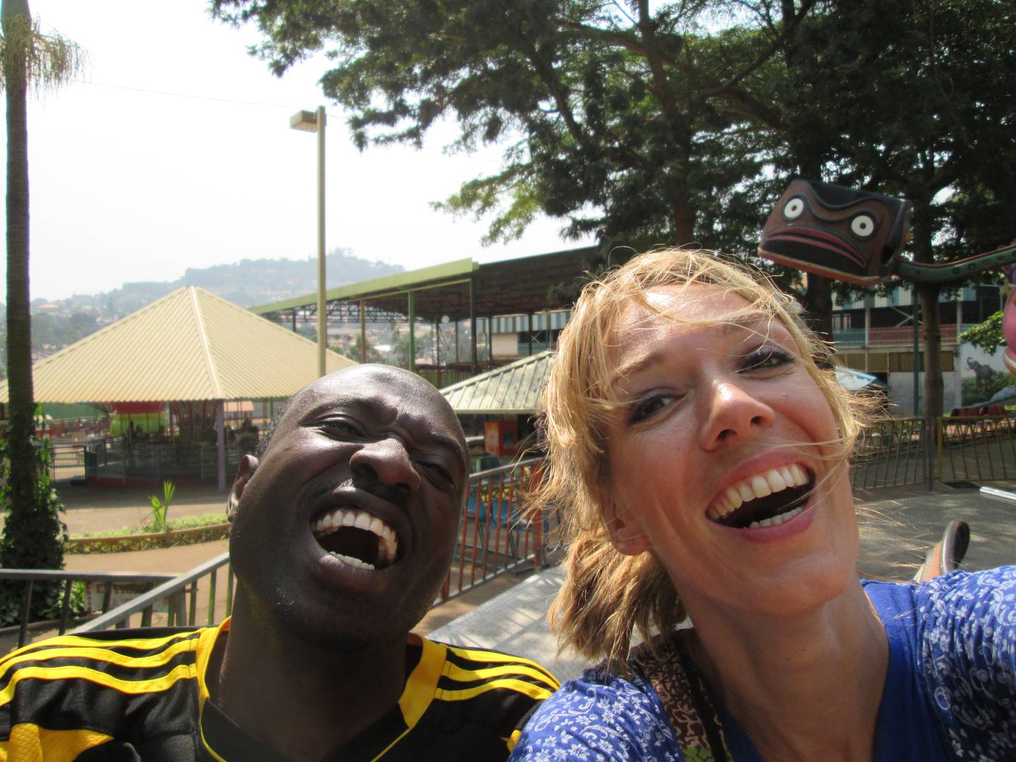 PUR GLEDE: Miriam Ekelund kjører karusell med lærerkollega Henry Kabiriri i Uganda.