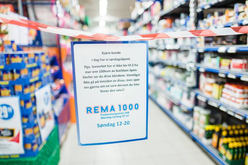 Heretter lover Rema at de kun vil holde søndagsåpent i turistkommuner og i butikker med lovlig salgsareal. Bildet er fra Fredensborg da Rema lanserte sperrebånd som søndagsløsning.