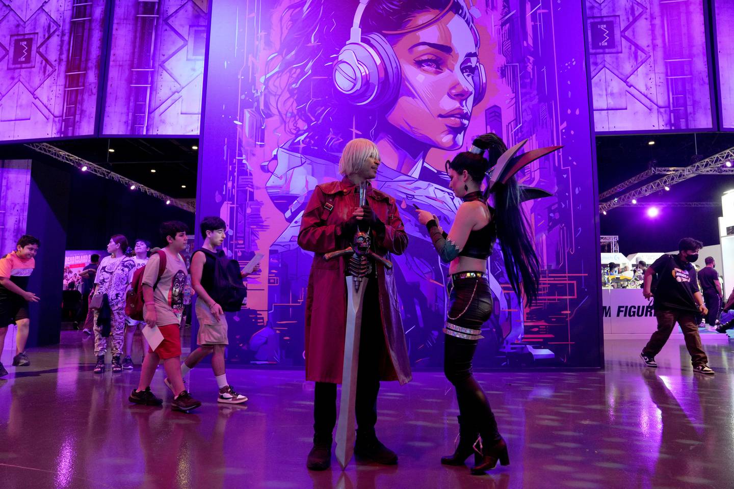Gaming-fans kledd i cosplay-kostymer på en gaming-festival i Dubai i juni. Foto: Kamran Jebreili / AP / NTB