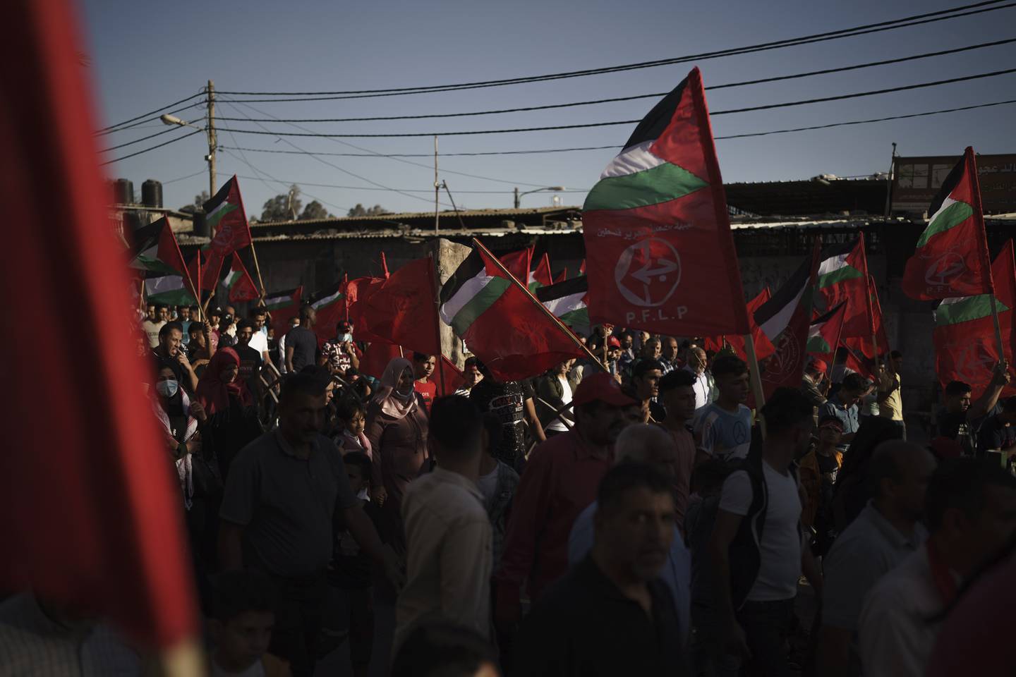 Palestinere deltar på en demonstrasjon i regi av PFLP i Gaza i sommer. Israels forsvarsdepartement terrorstempler seks menneskerettsgrupper som anklages for å ha hemmelige bånd til den militante palestinske bevegelsen PFLP. Arkivfoto: Felipe Dana / AP / NTB