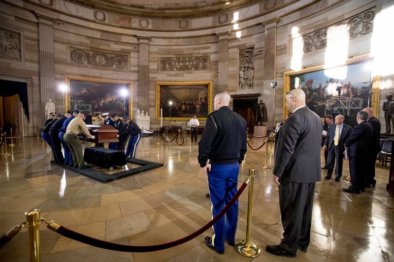 Onsdag og torsdag har kisten med Billy Graham ligget på lit de parade i kongressbygningen i Washington. En slik æresbevisning er stort sett forbeholdt presidenter.