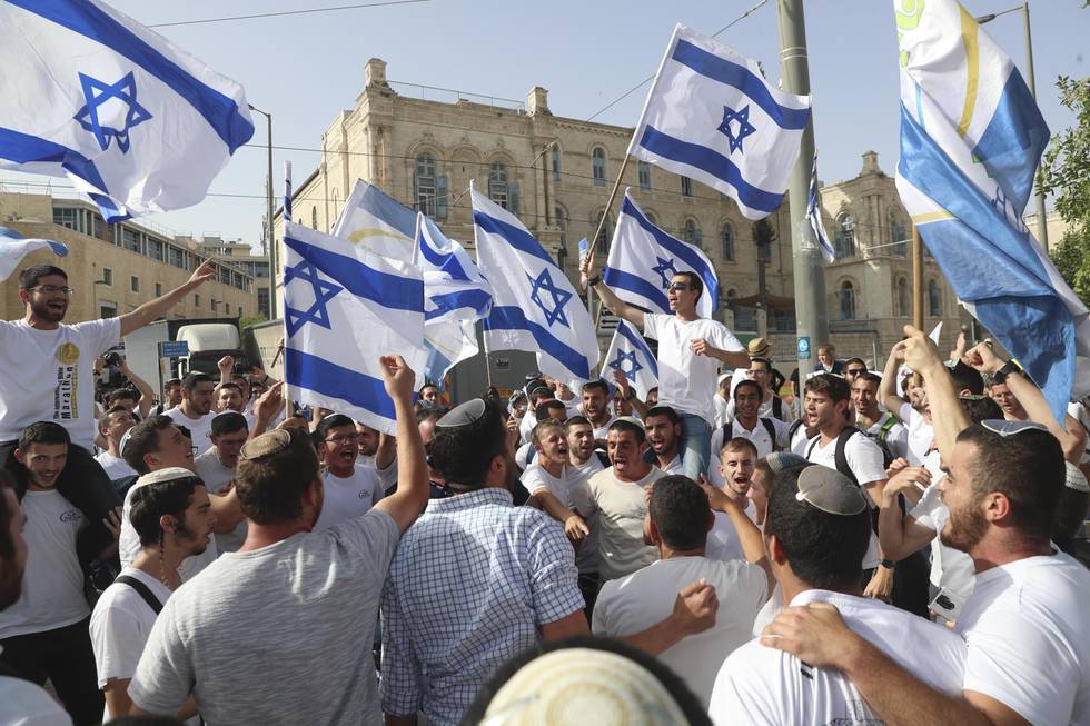 Jødiske høyrenasjonalister har fått grønt lys til å gjennomføre en omstridt marsj i okkuperte Øst-Jerusalem, der de tirsdag ettermiddag blant annet skal marsjere innom den muslimske delen av gamlebyen. Et forsøk på å gjennomføre marsjen 10. mai (bildet) endte med omfattende sammenstøt og en elleve dager lang krig mellom Israel og Hamas på Gazastripen. Foto: AP / NTB