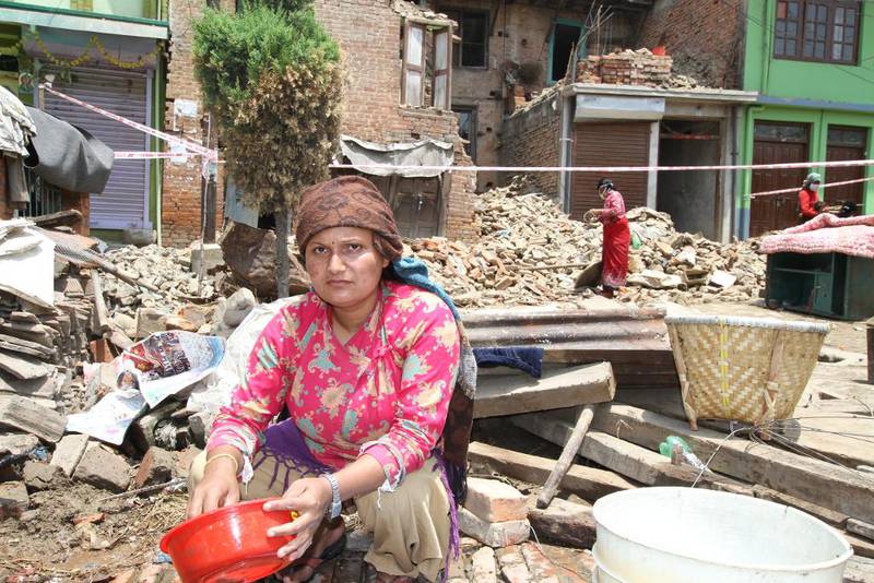 Harsa Laxmi falt to etasjer da jordskjelvet inntraff. Hun er glad for å ha overlevd jordskjelvet, men er bekymret for tiden fremover.