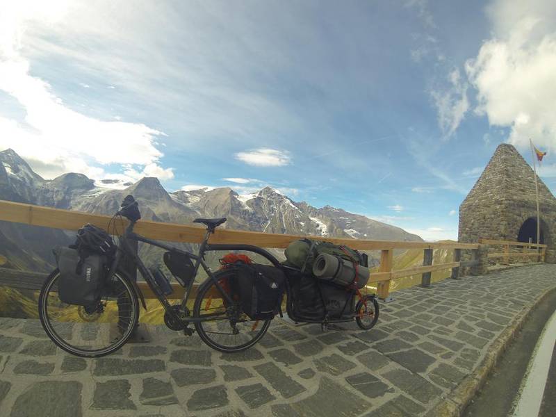 En gammel sykkel får hvile på toppen av en fjellovergang i Alpene.