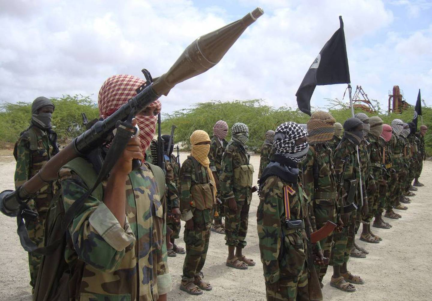 Al-Shabaab er en militær bevegelse. Her viser en av deres styrker frem våpen under en militærøvelse i Nord-Mogadishu i Somalia, i 2010.
