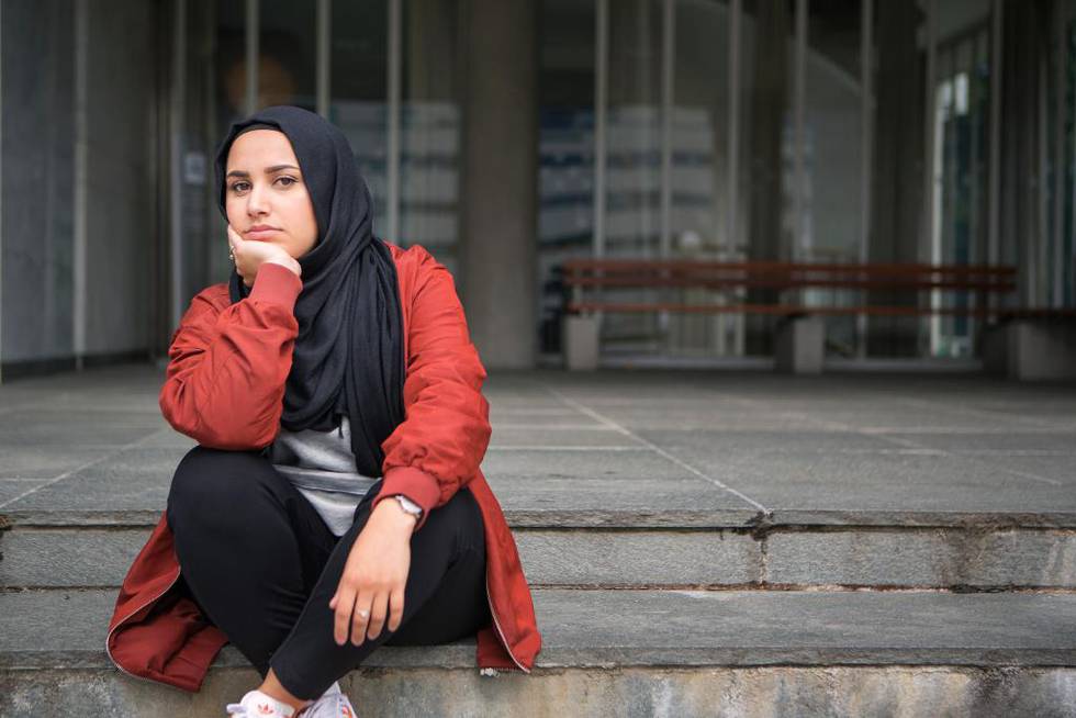 22 år gamle Faten Mahdi Al-Hussaini blir den første NRK-programlederen med hijab, når hun senere i høst skal lede dokumentarserien . Nå har NRK blitt klaget inn til likestillingsombudet for religionsdiskriminering.