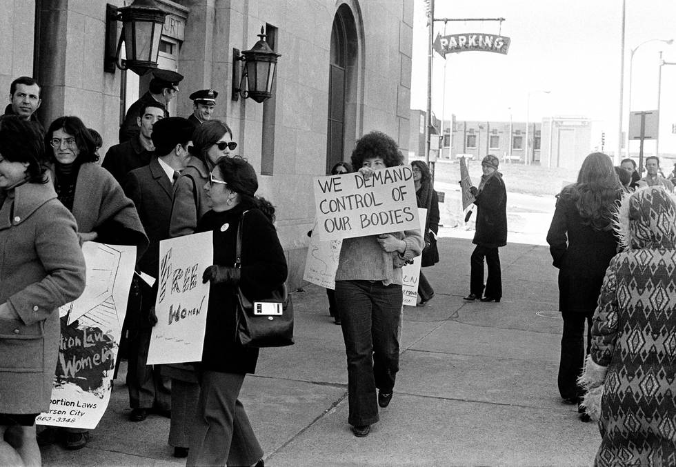 Demonstrasjon for abortrettigheter i St. Louis i 1972. Året etter ble abort i løpet av de tre første månedene av graviditeten legalisert i alle stater, som følge av Roe vs. Wade.