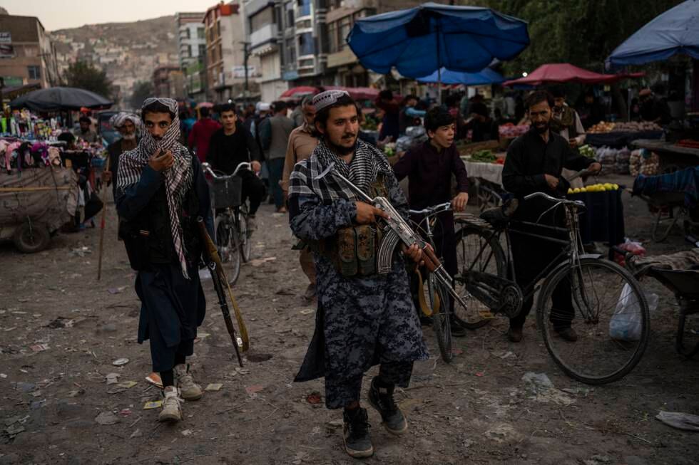 Taliban-soldater patruljerer gatene i gamlebyen i Kabul. Foto: Bernat Armangue / AP / NTB