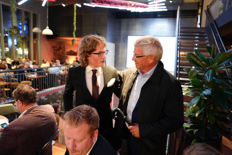 Nyvalgt kommunestyremedlem Simen Bondevik er sammen med bestefar og tidligere KrF-leder Kjell Magne Bondevik på KrFs valgvake.