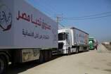 NØDHJELP: Lastebilene sto i kø for å komme inn på Gazastripen da våpenhvilen startet fredag morgen.