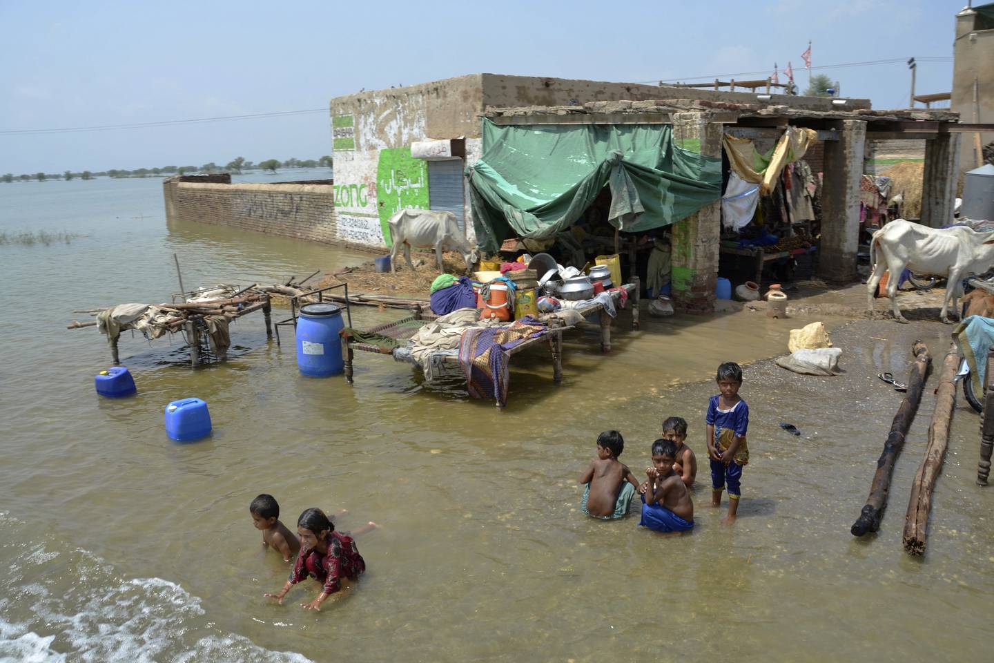 Millioner av pakistanere lever nå med vann til knærne. Monsunregnet kom tidlig og var langt kraftigere enn normalt, og mer regn er snart i vente. Foto: AP / NTB