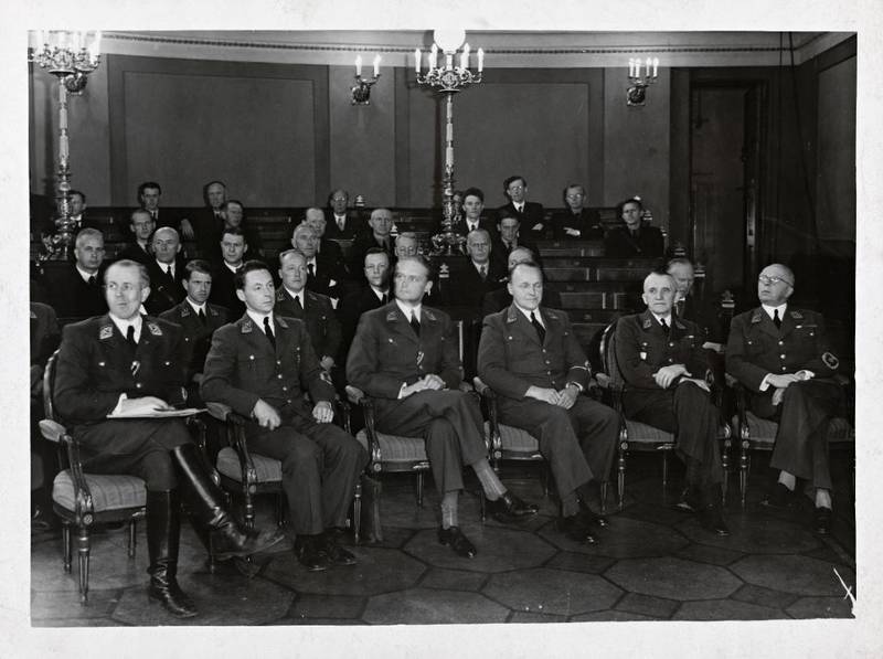 Statsakten: Fra innsettelsen av Quisling som ministerpresident i ­februar 1942, Sigmund Feyling på bakerste rad, nummer to fra høyre.