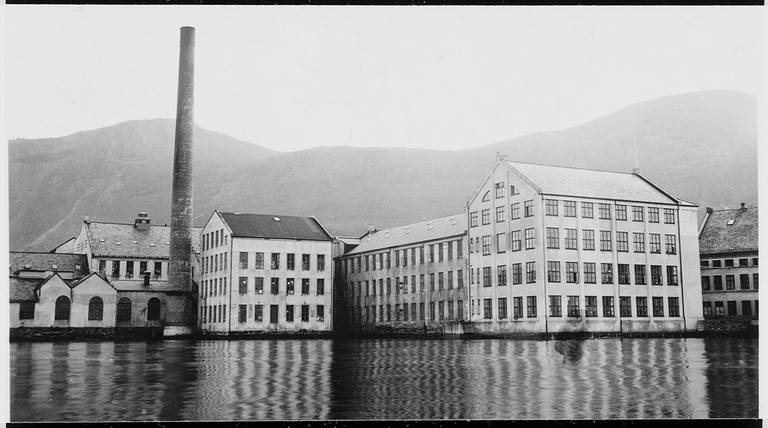I Langevåg utenfor Ålesund vokste Devold mer og mer fra starten på 1800-tallet. Rundt 1950 var det over 800 ansatte her.
