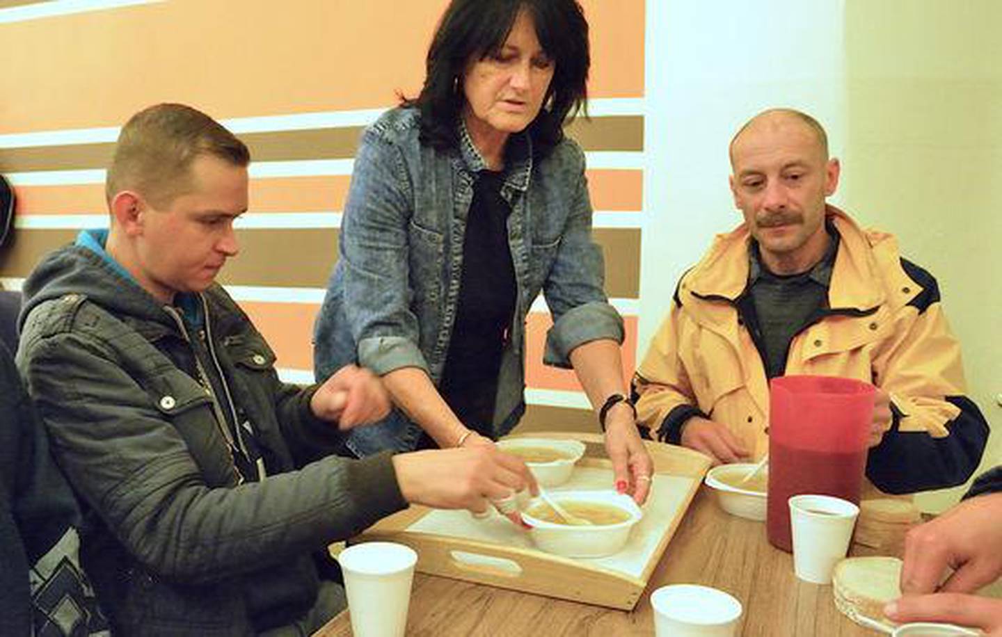 MAT: På dagsenteret som Misjon Nytt Håp driver i Lodz hjelper Krystyna Kilde med å servere når de er der med hjelpesendinger.