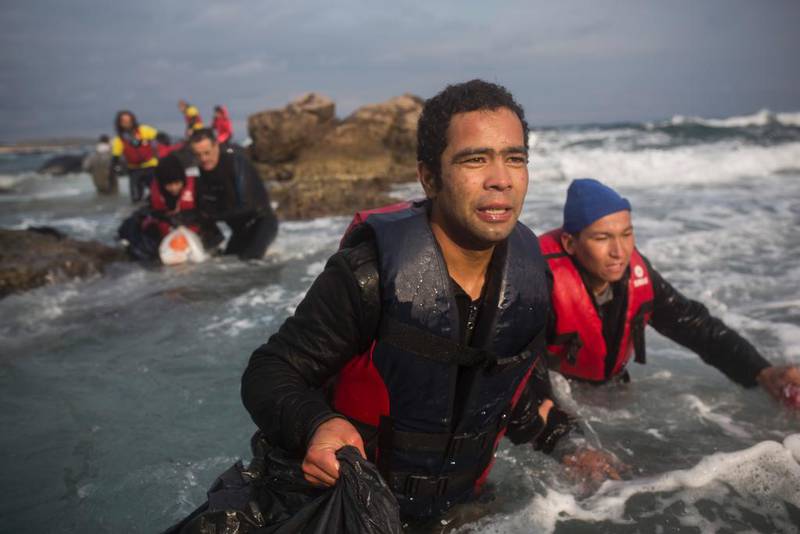 Høy dødsrate: 206.000 mennesker har hittil i år tatt seg over Middel- havet til Europa. Mer enn 1.800 antas å ha omkommet underveis. Disse kom seg velberget til den greske øya Lesbos i vinter.