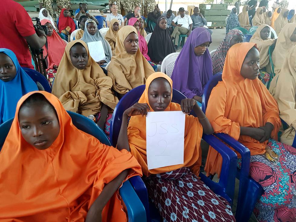 104 av de 110 bortførte, nigerianske skolejentene er frigitt og deltok onsdag under en seremoni. Fem skal være døde, mens den siste holdes tilbake av Boko Haram fordi hun nektet å la seg konvertere fra kristentro til islam.