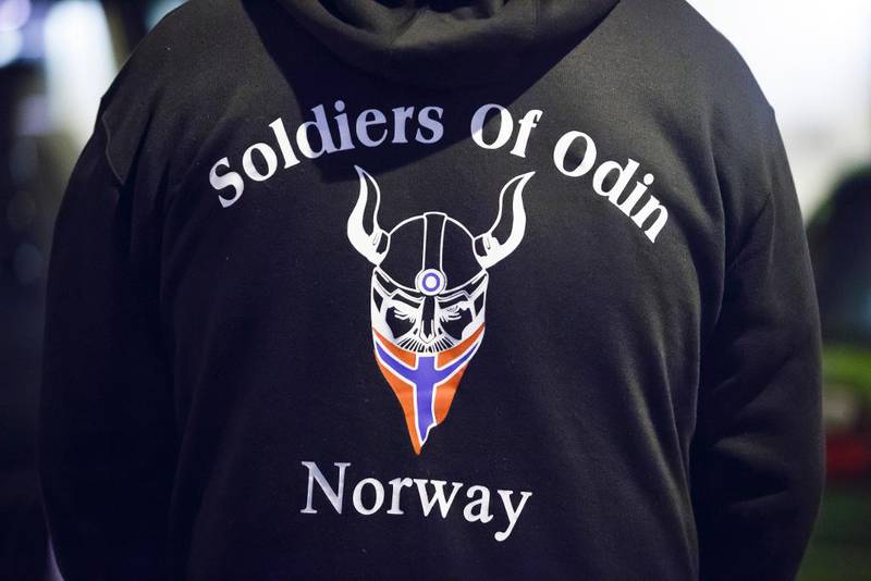 Hettegenserne til Odins soldater har blitt mye kritisert. Politijurist Spurkland mener de er noe av grunnen til at gruppen bryter loven. 