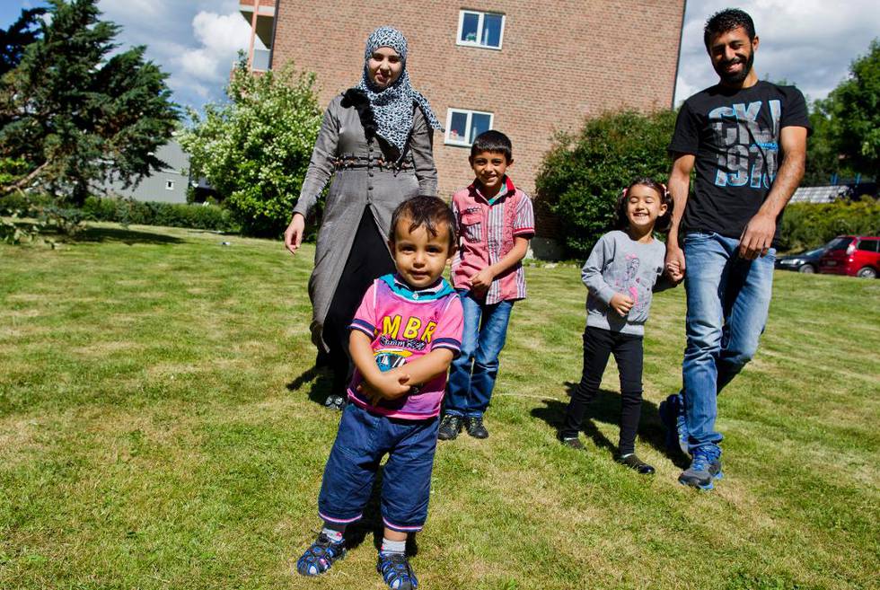 Syriske Amjad Khalem Qassem og kona Manal Jamal kom til Norge som kvoteflyktninger i 2014. Nå vil kirken og elleve andre organisasjoner at Norge skal ta imot 5.000 kvoteflyktninger.