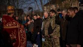 Ukraina feirer påske mens kampene raser