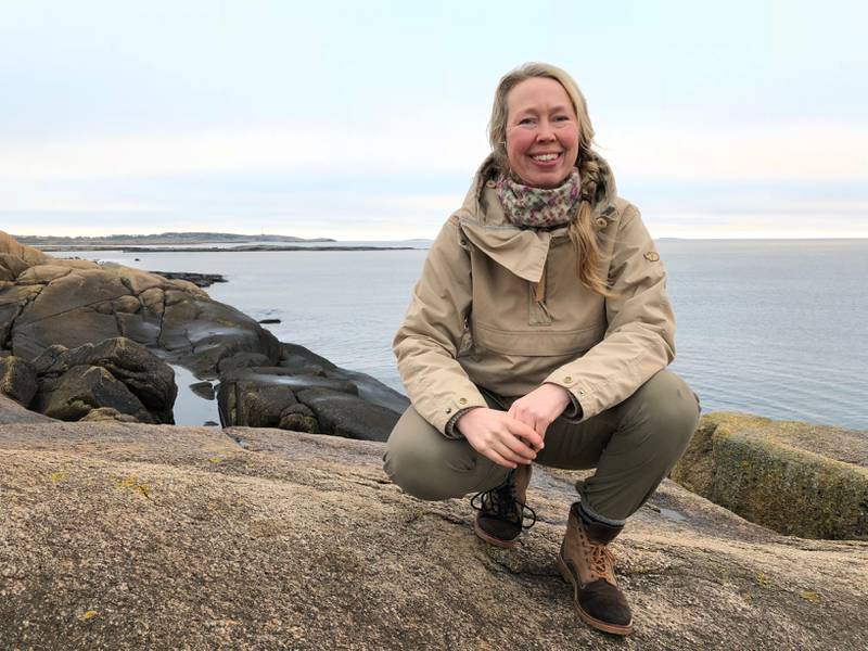 Opp av havet: Kunstner Solveig Egeland gikk tur på Hvaler og stilte seg det uendelig store spørsmålet: Finnes det et håp? Da så hun en katedral stige opp av havet.