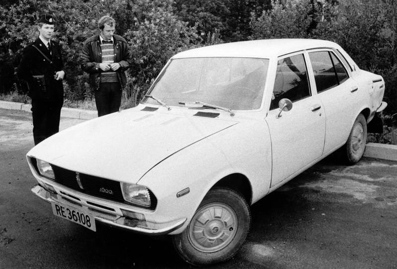 21. juli 1973 likviderte Israels etterretningsorganisasjon Mossad ved en feil den marokkanske kelneren Ahmed Bouchiki på åpen gate i Lillehammer. Her er politiet ved leiebilen som ble brukt av Mossad-agantene da Bouchiki ble drept.