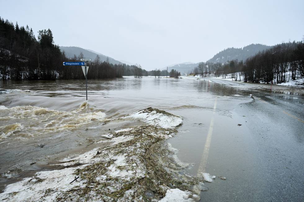 Fylkesvei 700 sør for Svorkmo er oversvømt ved avkjøringen til Skulmoveien.
Foto: Ole Martin Wold / NTB