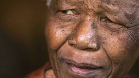 Legene tilrådet å skru av Mandelas respirator