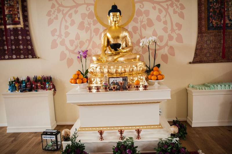 BUDDHA: Buddhafiguren tronar midt på langveggen i «gompaen» – meditasjonsrommet i tempelet. Den er to meter høg og er produsert i Nepal. 