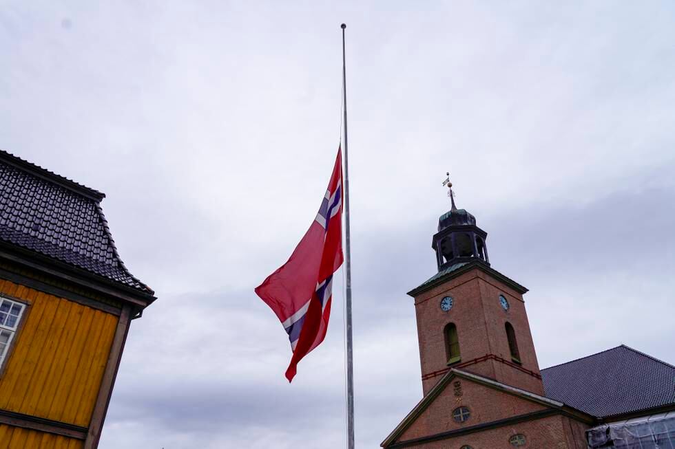 Flaggene er firt på halv stang rundt om i byen, her ved Kongsberg kirke. Foto: Terje Bendiksby / NTB