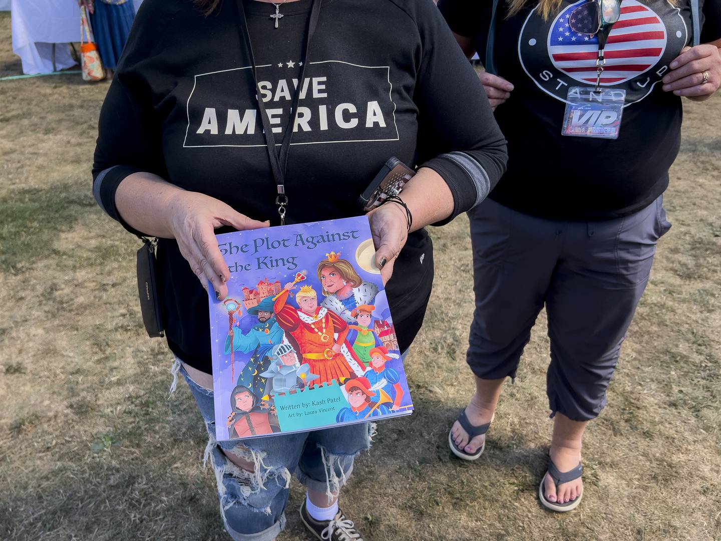 KOMPLOTTET MOT «KONGEN»: En kvinne holder sin autograferte kopi av barneboken «The Plot Against the King» av  Kash Patel under ReAwaken America Tour. Patel var stabssjef i forsvarsdepartementet under Trump-administrasjonen.