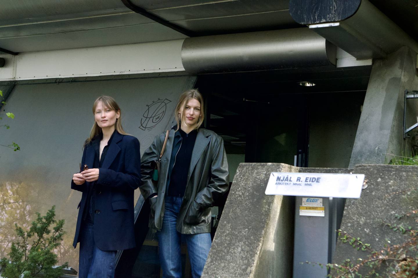 Arkitektene Tora Lie Brunborg og Athena Wyller fra Studio Batna. Utenfor Njål Eide sitt «UFO-kontor» fra 1980.