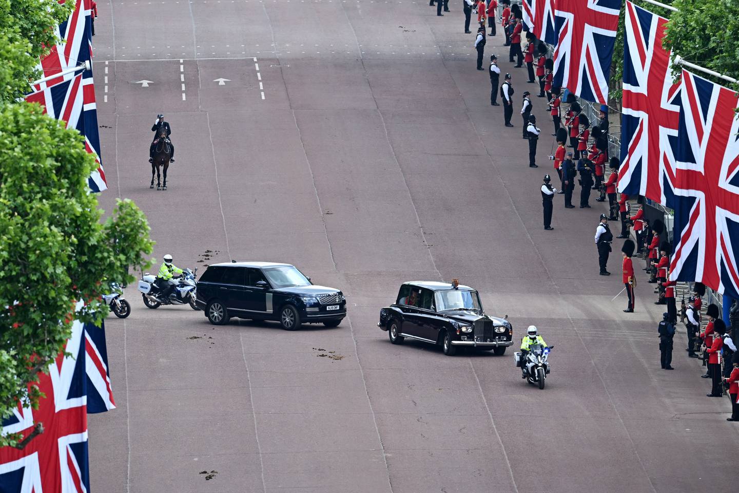 Bilen med prins Charles og kona Camilla på The Mall i London. Foto: Paul Ellis / Pool Photo via AP / NTB