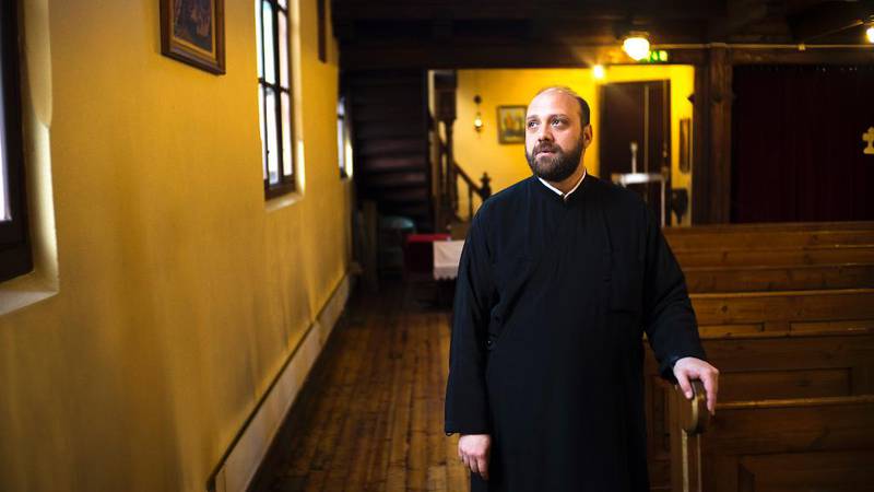 Fader Alexandros ble ansatt i den gresk-ortodokse kirken i mars. De har fått nok medlemmer og nok statsstøtte til å ansette ham.