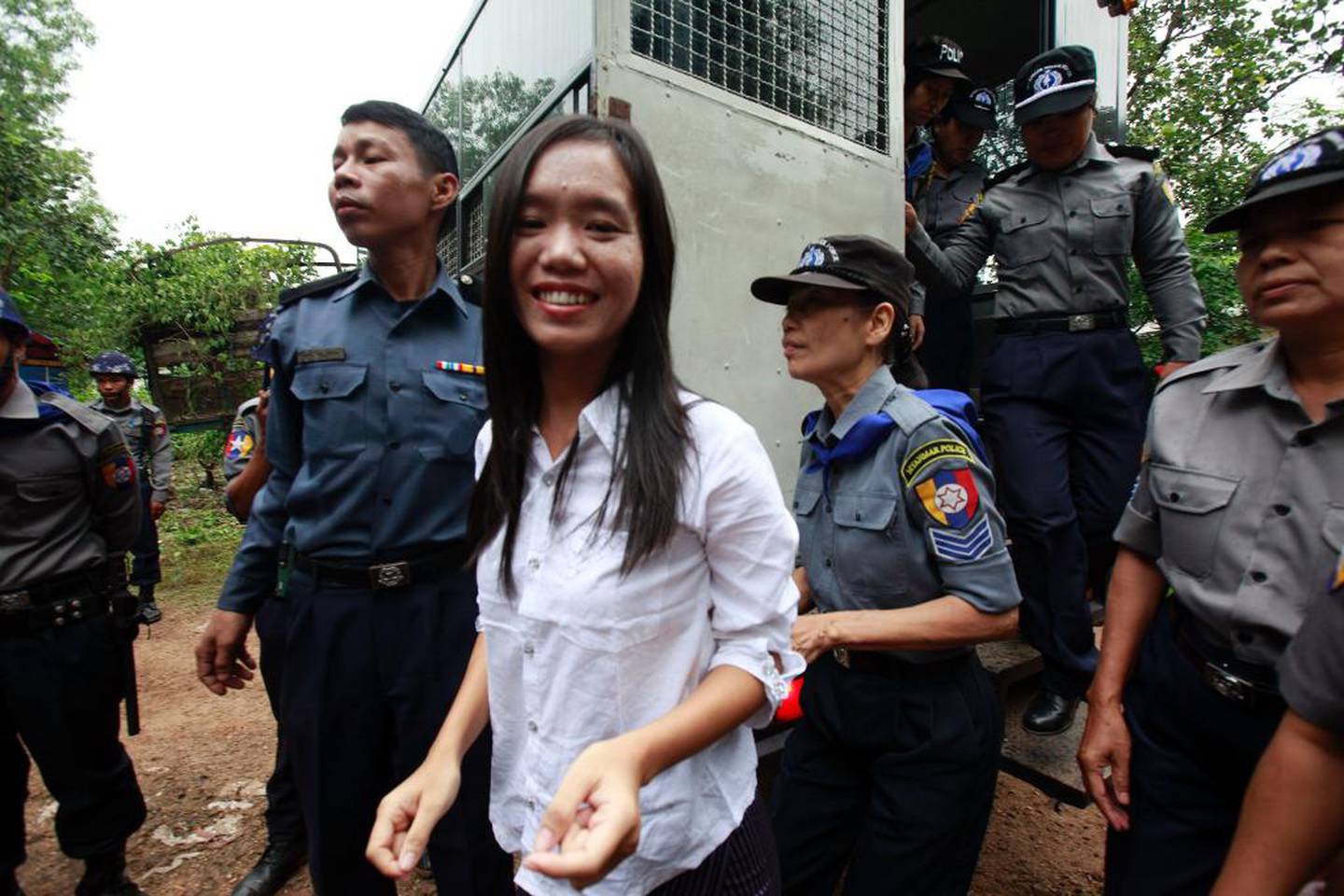 Den myanmarske studentaktivisten Phyoe Phyoe på vei inn i rettslokalene i juli i fjor. Hun ble arrestert etter en fredelig protest i mars i fjor, og risikerte ni år i fengsel, men ble løslatt i april i år. Flere organisasjoner, blant annet Amnesty og Studentene og Akademikernes Internasjonale Hjelpefond (SAIH) engasjerte seg for saken hennes.