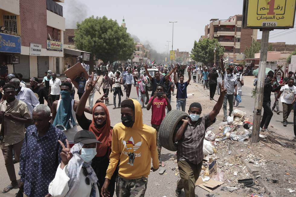 Demonstranter protesterte i gatene i Khartoum torsdag mot militærstyret i landet. Foto: Marwan Ali / AP / NTB