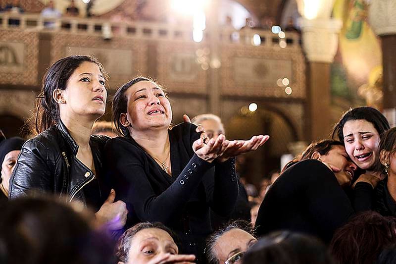 Koptiske kristne sørger i begravelsen til ofre etter påskeangrepet mot en kirke i Alexandria i fjor påske, der minst 17 mennesker ble drept.
