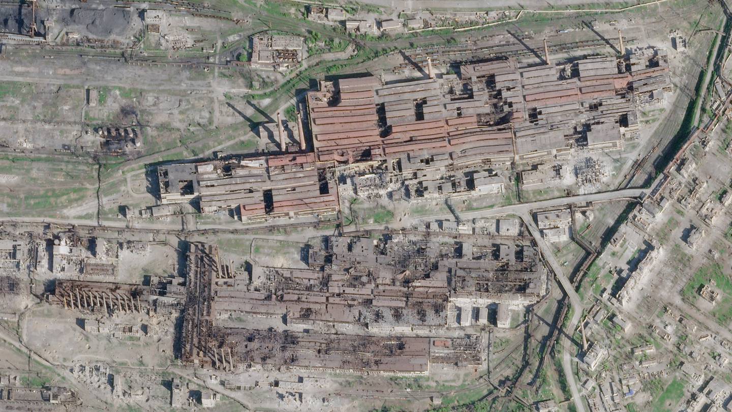 Satellittbilder fra Planet Labs PBC søndag viser skadene på stålverket Azovstal i Mariupol. Azovstal har et stort nettverk med underjordiske tunneler fra den kalde krigen. Foto: Planet Labs PBC via AP / NTB