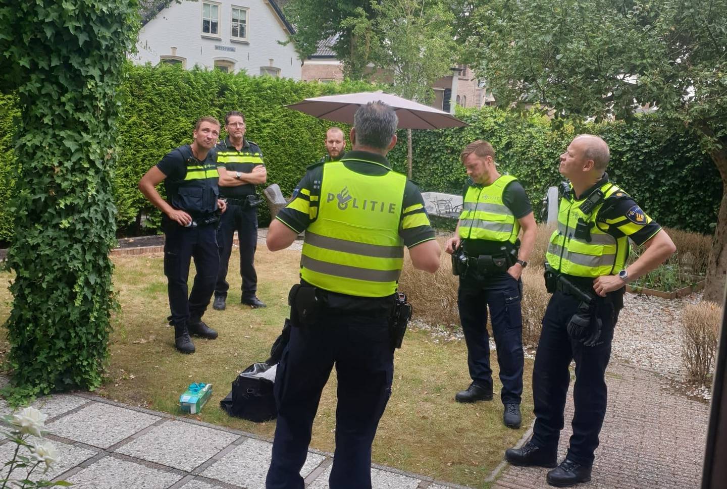 INNBRUDD: En nederlandsk politimann innrømmer å ha spanet på Ben van Wijhe, tidligere medlem av Brunstad Christian Church. I august, kort tid etter spaningen, van Wijhe overfalt i sitt eget hjem og frastjålet laptopen sin. Bildet er fra politiets arbeid etter innbruddet.