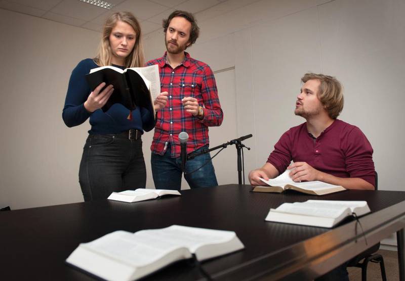 Teatersjef Thomas Bye (i midten) gjennomgår Jobs bok med skuespillerne Mari Dahl Sæther og Kasper Skovli Botnen.