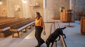 Blinde Kjersti Langås Hvalen møter flere og flere digitale barrierer som ansatt i Den norske kirke